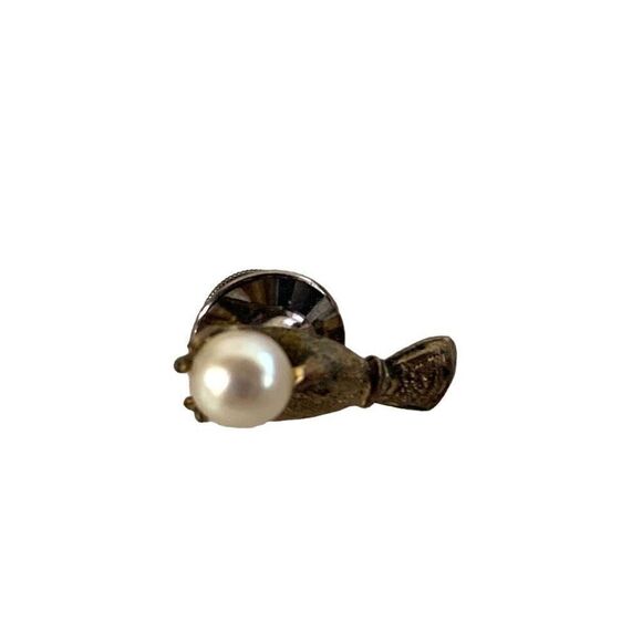 unbranded Jewelry - Vintage Hand Pin Holding a Faux Pearl Pin
